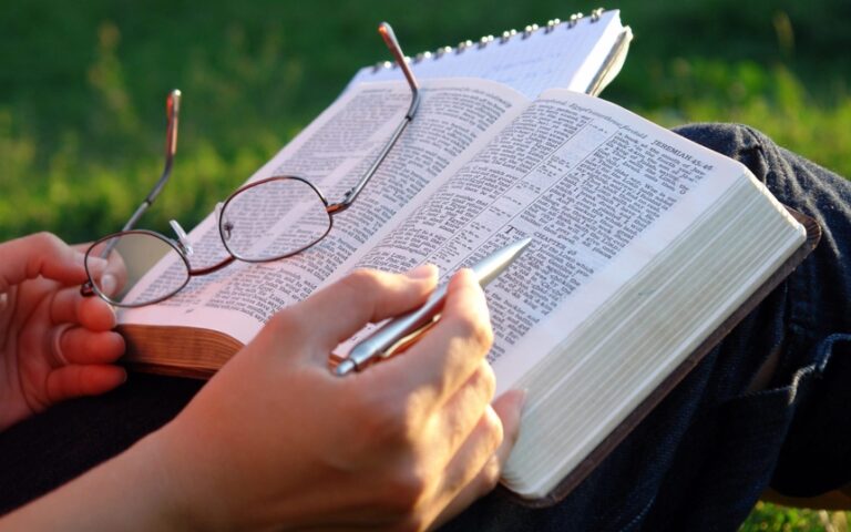 Le pasteur souligne la lecture de la Bible comme «secret» de la fidélité