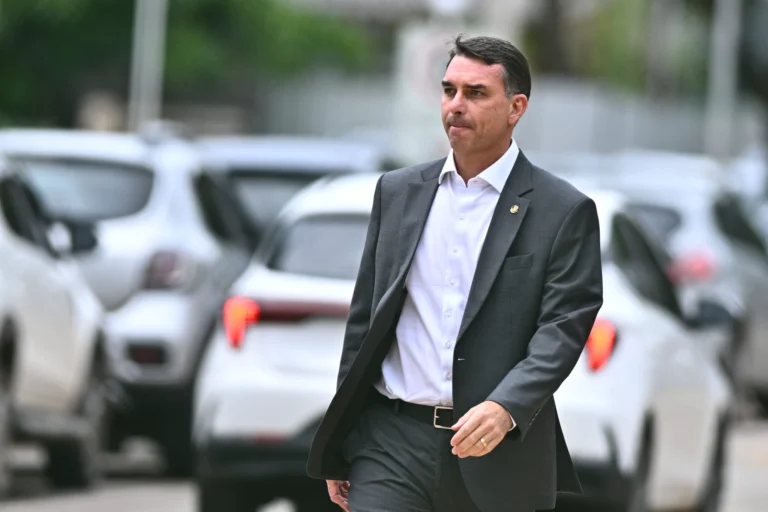 Milei solicita autorização para visitar Jair Bolsonaro em Brasília