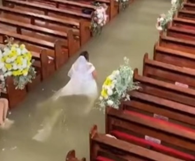 Aux Philippines, un couple se marie dans une église inondée après la mousson
