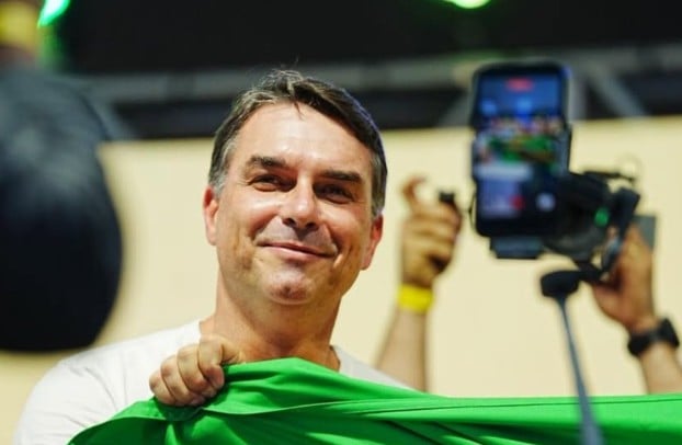 Flávio Bolsonaro accuse CNBB d'aider PT avec de fausses nouvelles
