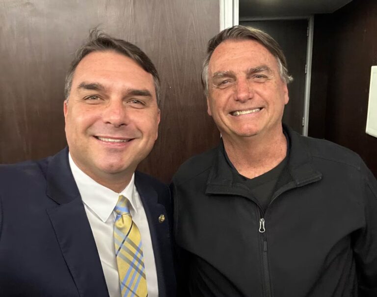 Flávio Bolsonaro organise un rassemblement à Juiz de Fora
