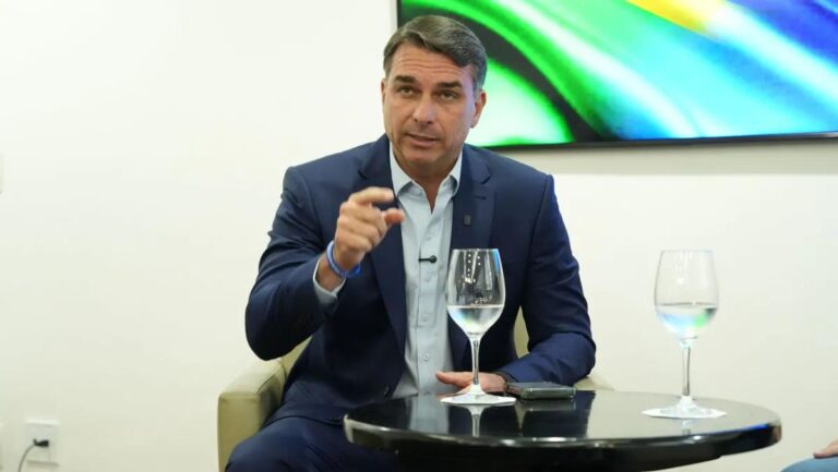 Flávio critique Lula et promet d'interdire les casinos en ligne
