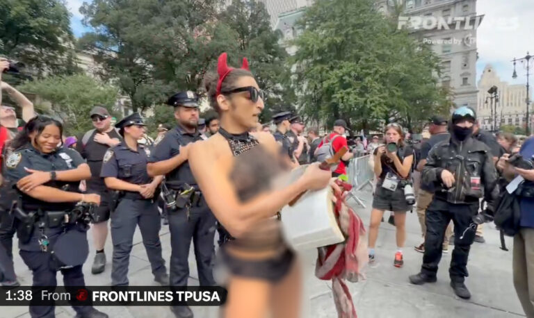 Un activiste trans déchire des pages de la Bible en signe de protestation
