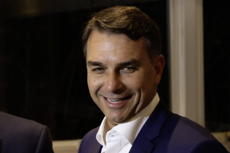 Flávio Bolsonaro supera votação do pai no 1º turno de 2026