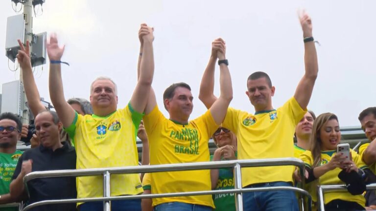 Flávio Bolsonaro et Douglas Ruas scellent une alliance à Rio
