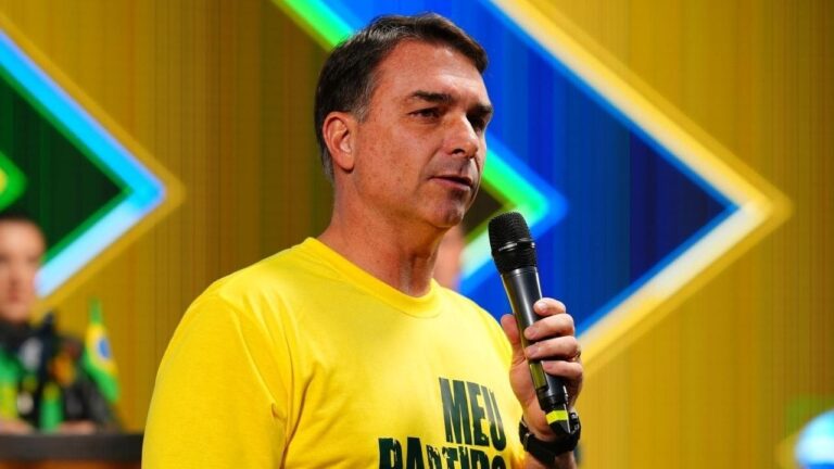 Flávio Bolsonaro exprime sa solidarité avec le pape Léon XIV
