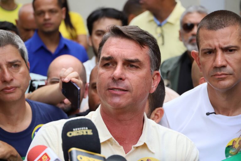 Flávio Bolsonaro promet de « faire le ménage » et critique le gouvernement de Lula

