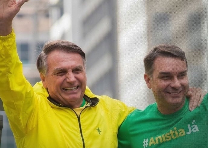 Flávio Bolsonaro promet de recevoir l'écharpe présidentielle de son père
