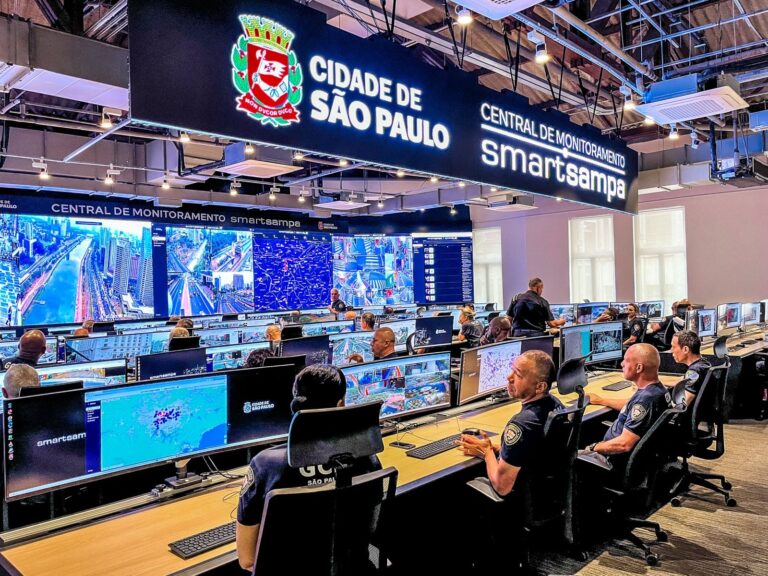 Flávio Bolsonaro propose un programme national de surveillance
