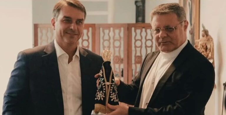 Flávio Bolsonaro reçoit l'image de Notre-Dame d'Aparecida
