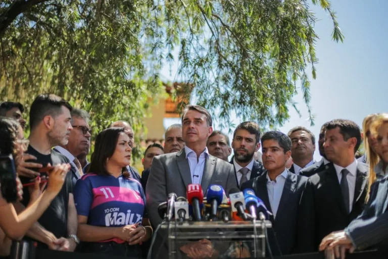 Flávio Bolsonaro veut réformer le système judiciaire et mettre fin à la réélection
