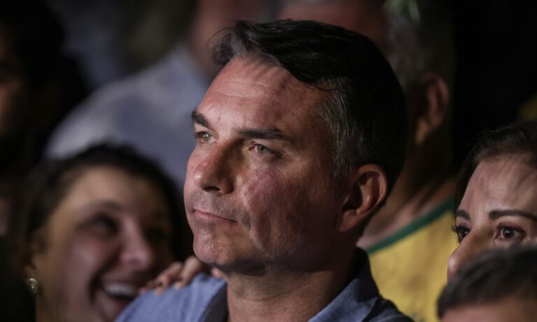 Flávio critique Lula pour son omission dans les incendies en Amazonie
