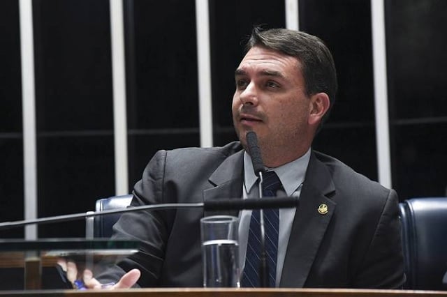 La campagne de Flávio Bolsonaro accuse Janones d'avoir supprimé des messages
