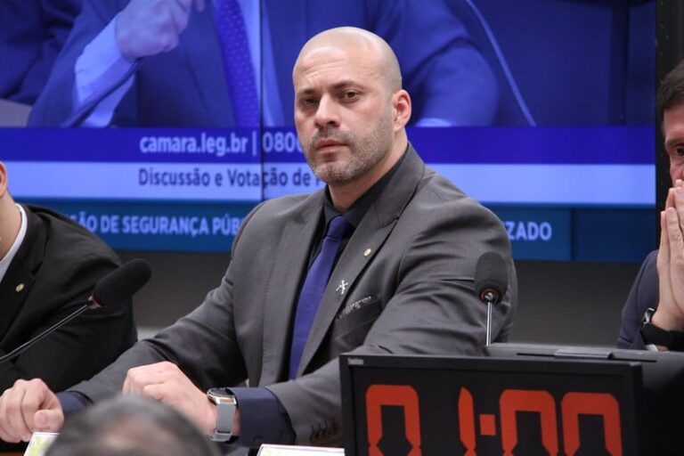 La défense de Daniel Silveira demande une réduction de peine au STF
