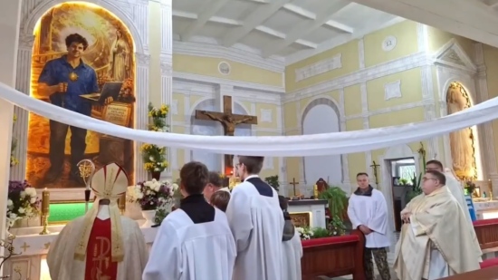 L'archevêque bénit une icône religieuse générée par l'IA
