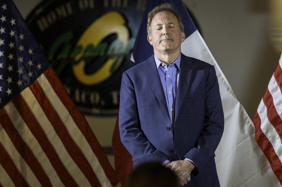 Les pasteurs prient pour Ken Paxton lors d'un rassemblement au Texas
