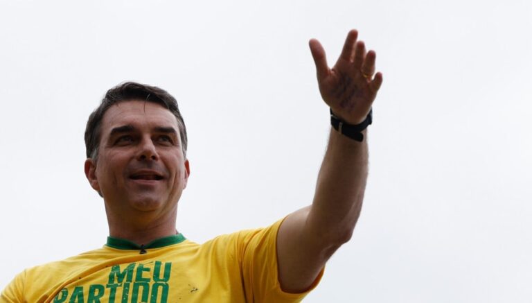 Un conseiller salvadorien signale des menaces en raison de l'hommage rendu à Flávio Bolsonaro
